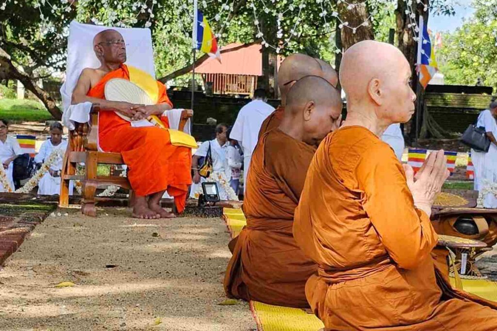 #VenerableWalpolaPiyanandaBhanteBhikkhunisMagazine (1)