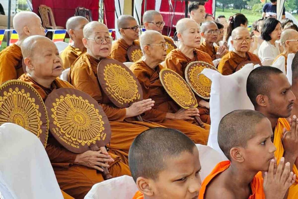 #VenerableWalpolaPiyanandaBhanteBhikkhunisMagazine (15)