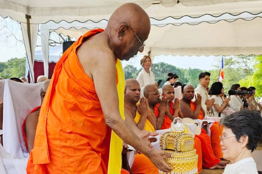 #VenerableWalpolaPiyanandaBhanteBhikkhunisMagazine (17)