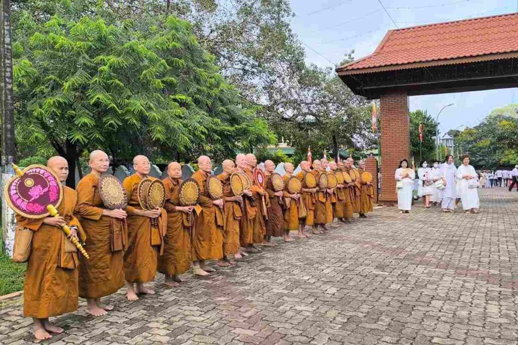 #VenerableWalpolaPiyanandaBhanteBhikkhunisMagazine (22)