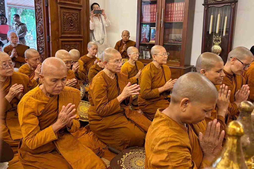 #VenerableWalpolaPiyanandaBhanteBhikkhunisMagazine (29)