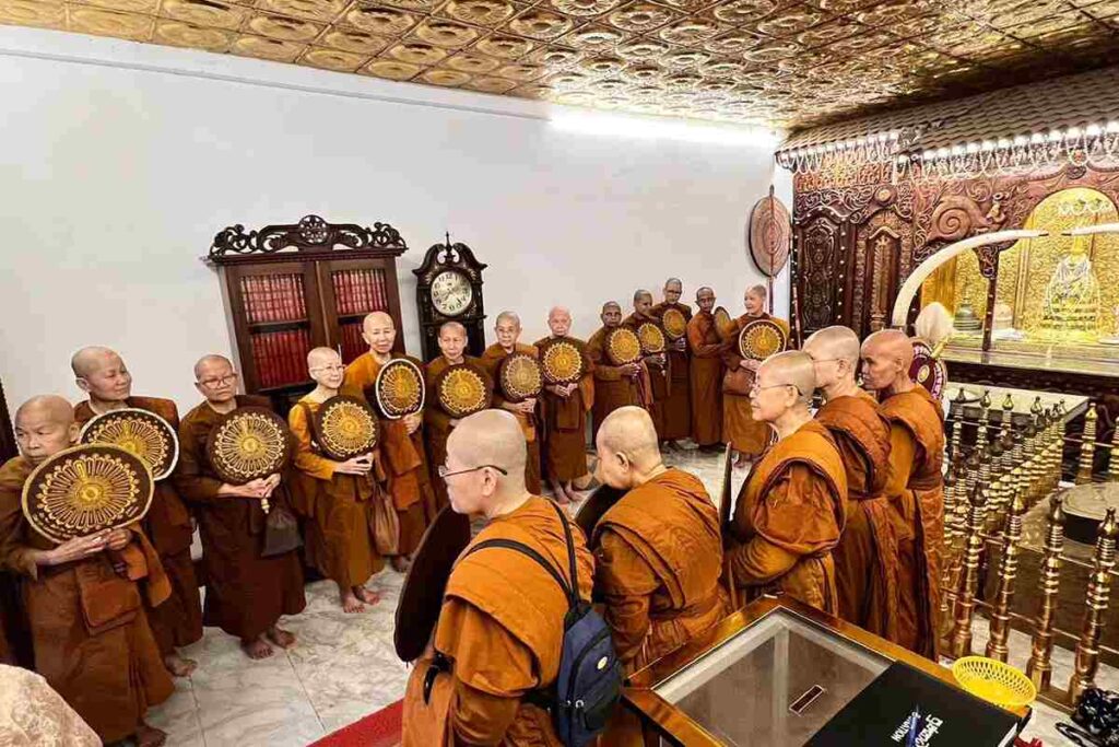 #VenerableWalpolaPiyanandaBhanteBhikkhunisMagazine (32)